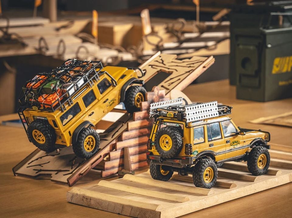 1/24 FCX24M Land Rover Defender 110 Camel Trophy Edition RTR