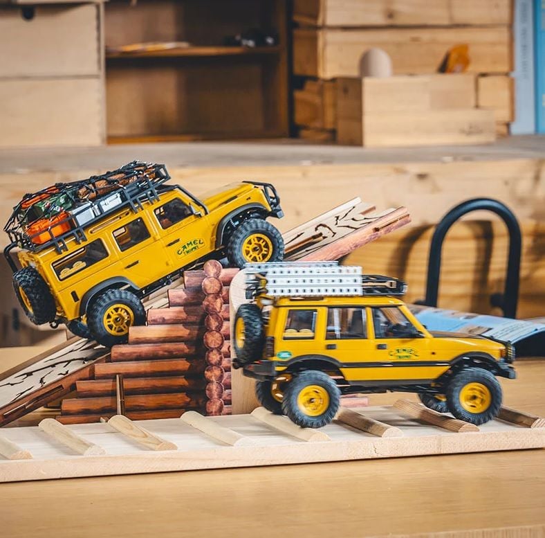 1/24 FCX24M Land Rover Defender 90 Camel Trophy Edition RTR